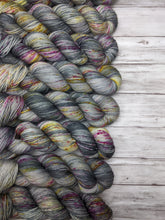 Load image into Gallery viewer, Hipster-Bombshell Worsted