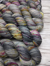 Load image into Gallery viewer, Hipster-Bombshell Worsted