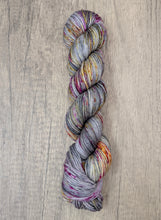 Load image into Gallery viewer, Hipster-Bombshell Worsted